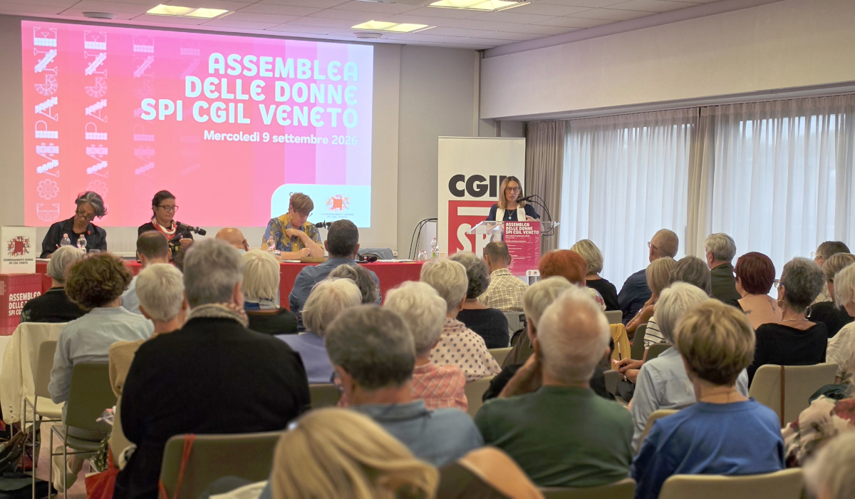 Nicoletta Biancardi interviene di fronte all'assemblea delle donne Spi Cgil Veneto